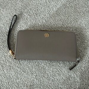 FLASH SALE! Tory Burch wristlet wallet.
